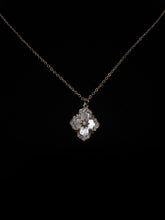 Load image into Gallery viewer, White Flower Shell Pearl

